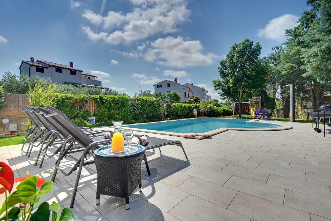 Villa Andrija Family Dream With Heated Pool At The Sea With Beautiful Garden, Outside Cinema And Kids Playground Fažana Extérieur photo