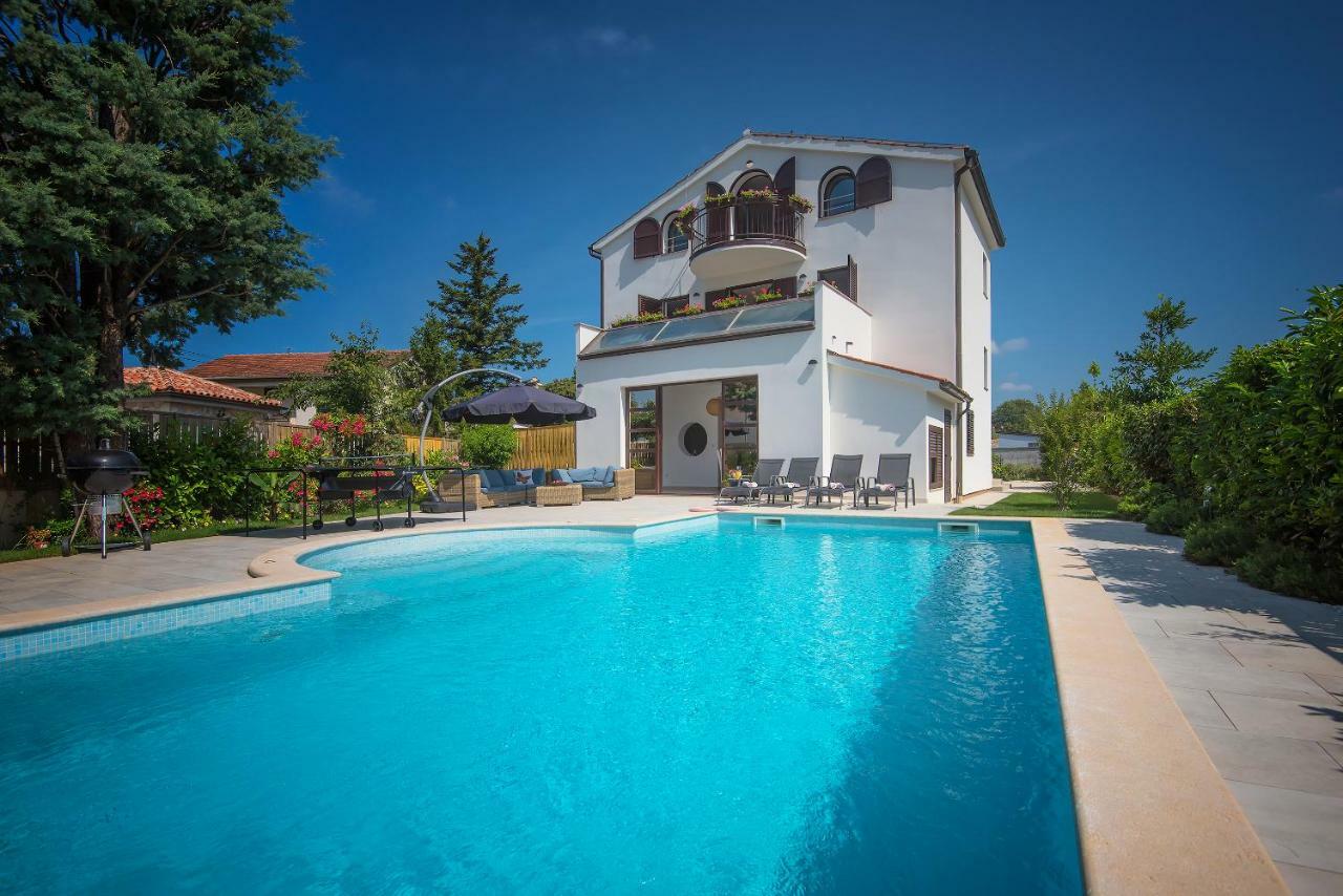 Villa Andrija Family Dream With Heated Pool At The Sea With Beautiful Garden, Outside Cinema And Kids Playground Fažana Extérieur photo