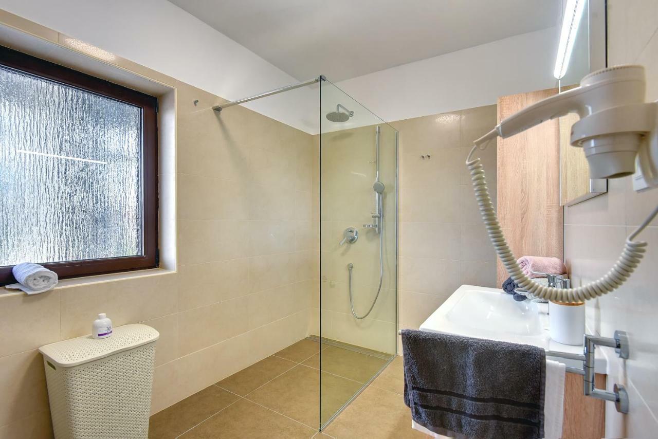 Villa Andrija Family Dream With Heated Pool At The Sea With Beautiful Garden, Outside Cinema And Kids Playground Fažana Extérieur photo