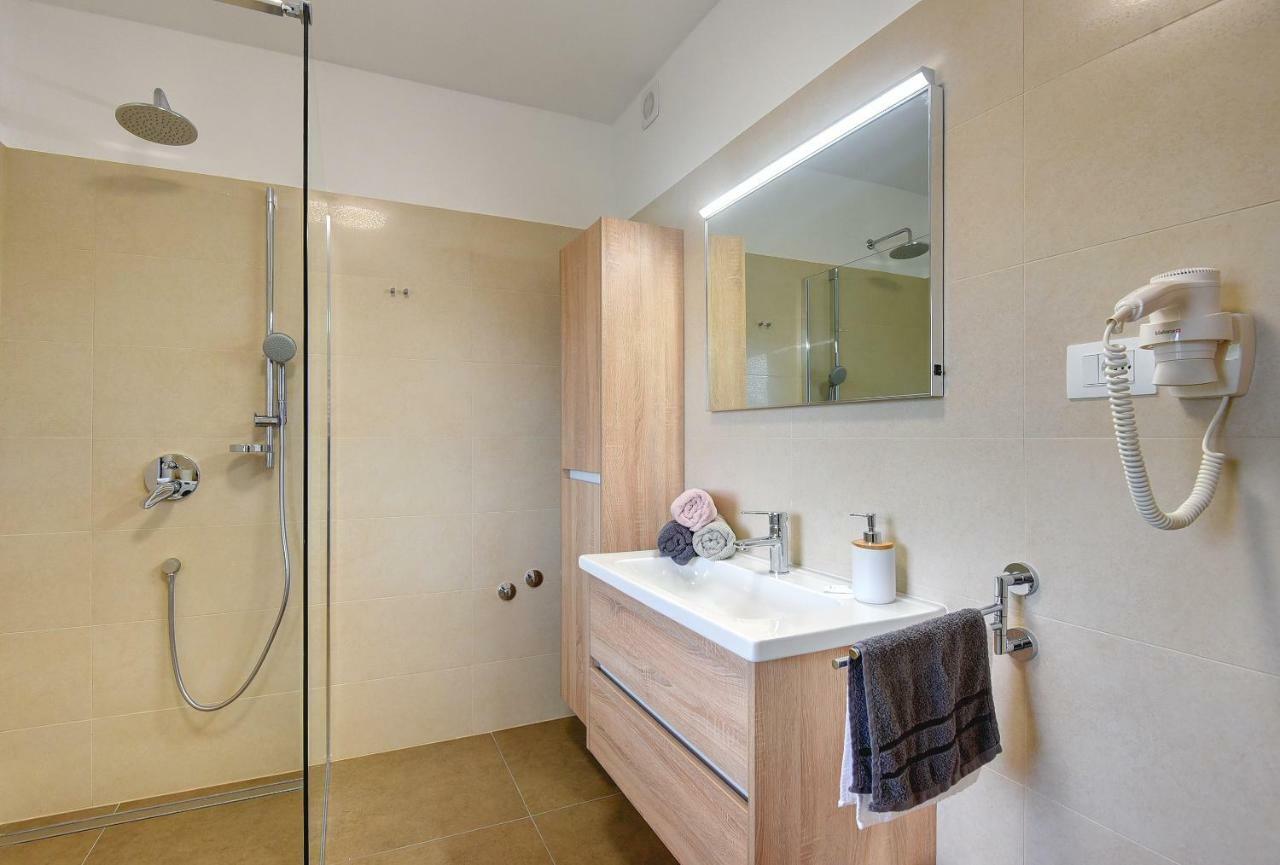 Villa Andrija Family Dream With Heated Pool At The Sea With Beautiful Garden, Outside Cinema And Kids Playground Fažana Extérieur photo